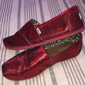 Toms sparkle glitter red flat shoes Christmas holidays size 9 wide